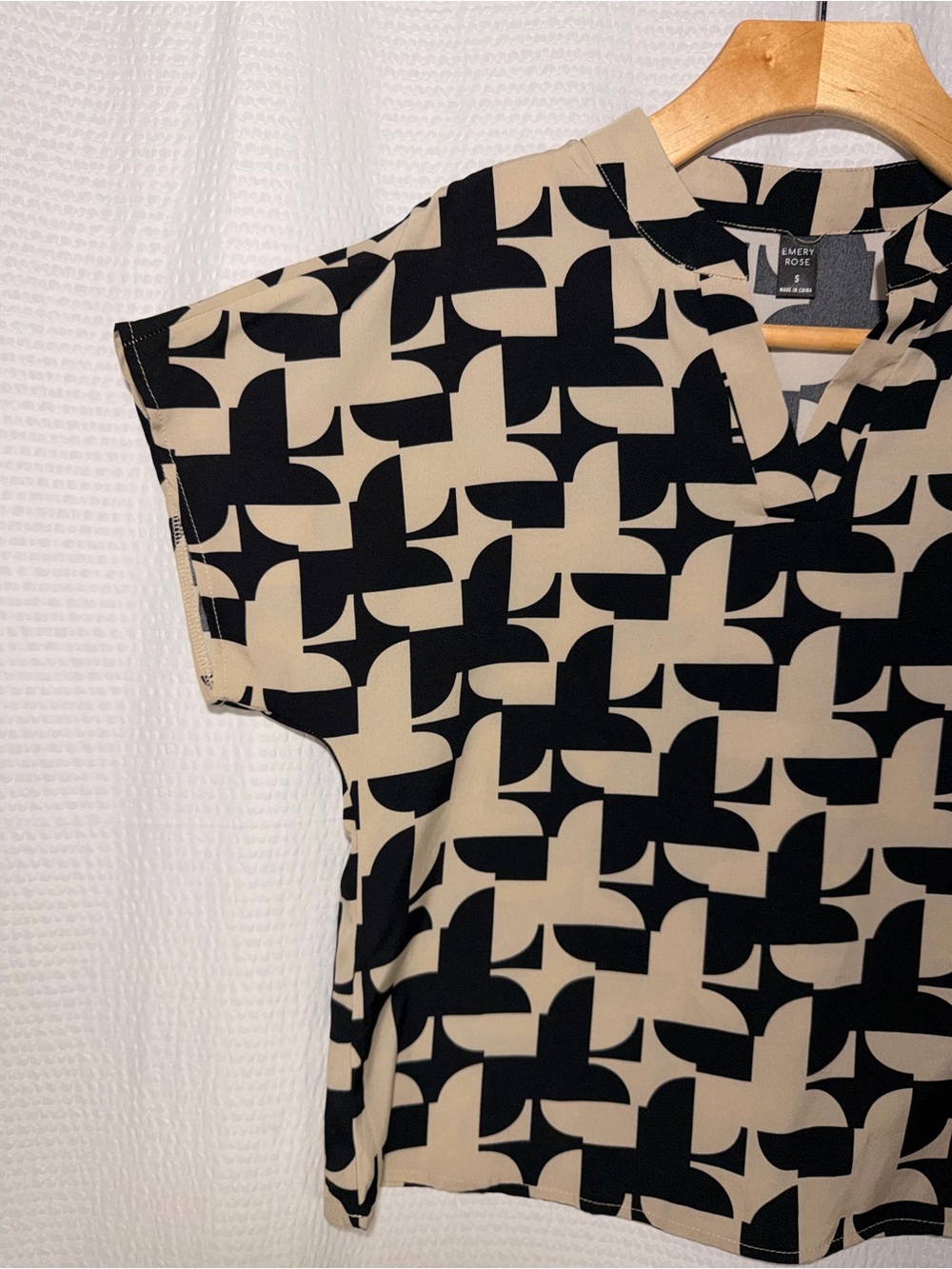 Emery Rose Geometric Mod Print Blouse Short Sleeve V Neck Beige Black Small